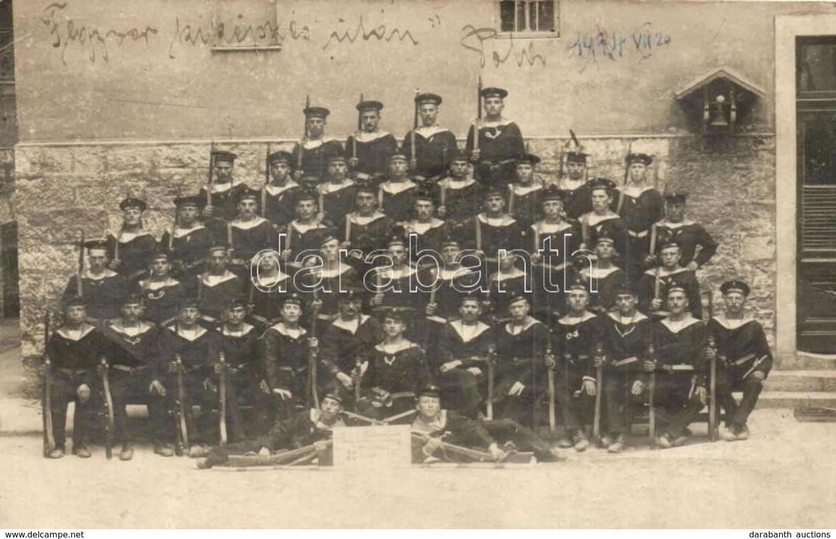 T2/T3 1914 Pola, Osztrák-magyar Haditengerészet Matrózainak Csoportképe Fegyverkiképzés Után / K.u.K. Kriegsmarine Marin - Non Classificati