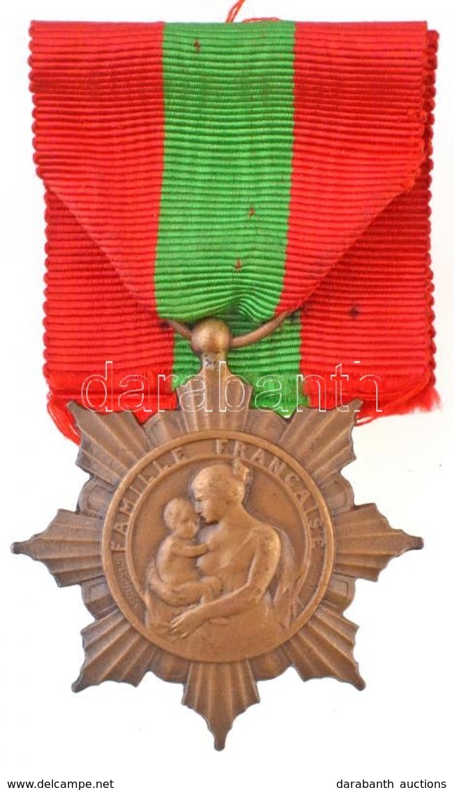 Franciaország 1920-1985. 'Médaille De La Famille (Családi Érem)' Jelzett Br Kitüntetés Szalagon. Szign.: Léon Deschamps  - Non Classificati