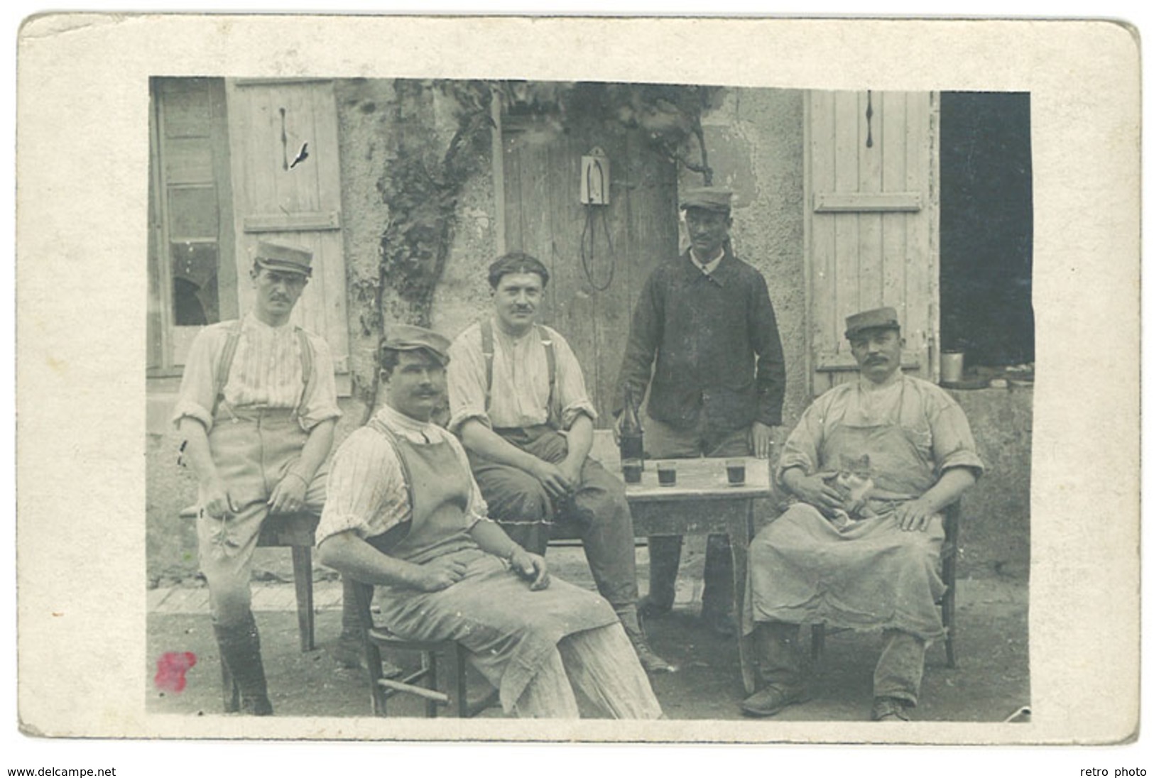 Cpa Carte-photo 5 Hommes Attablés Devant Maison, Vin, Chat   (CPH) - Fotografie