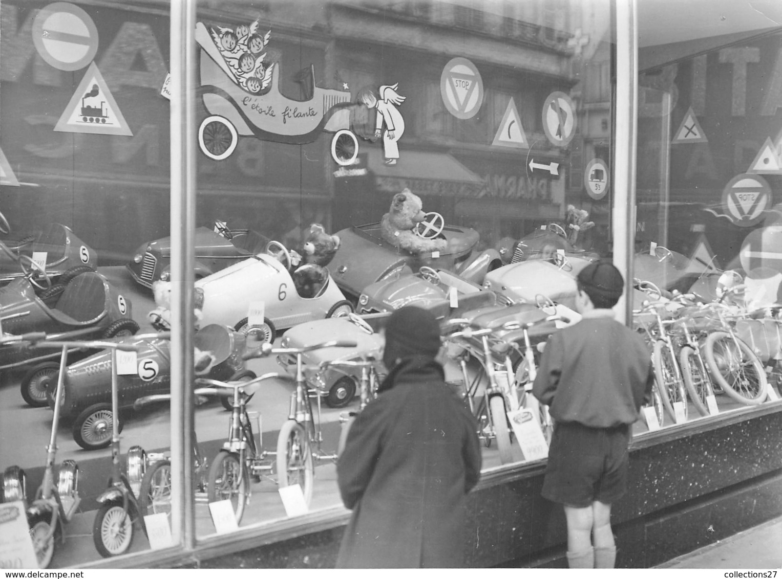 LES VITRINES DE GRANDS MAGASINS PARISIENS  SE GARNISSENT DE JOUETS DE NOEL- - Automobiles