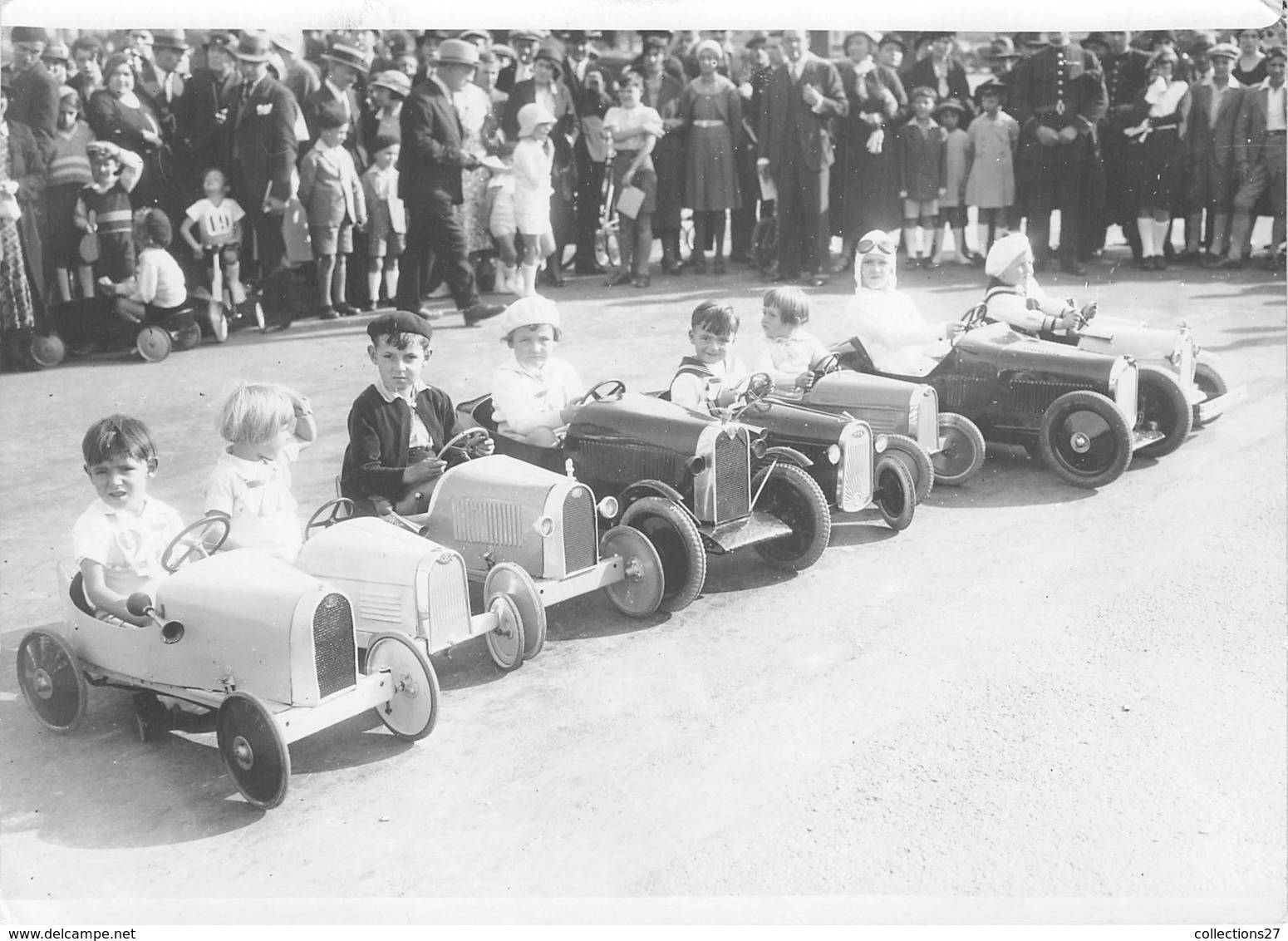 PARIS 1933, CHAMPIONNAT DES JOUETS SPORTIFS SUR L'ESPLANADE DES INVALIDES DEPART DE LA COURSE D'AUTOS MINIATURES - Automobiles