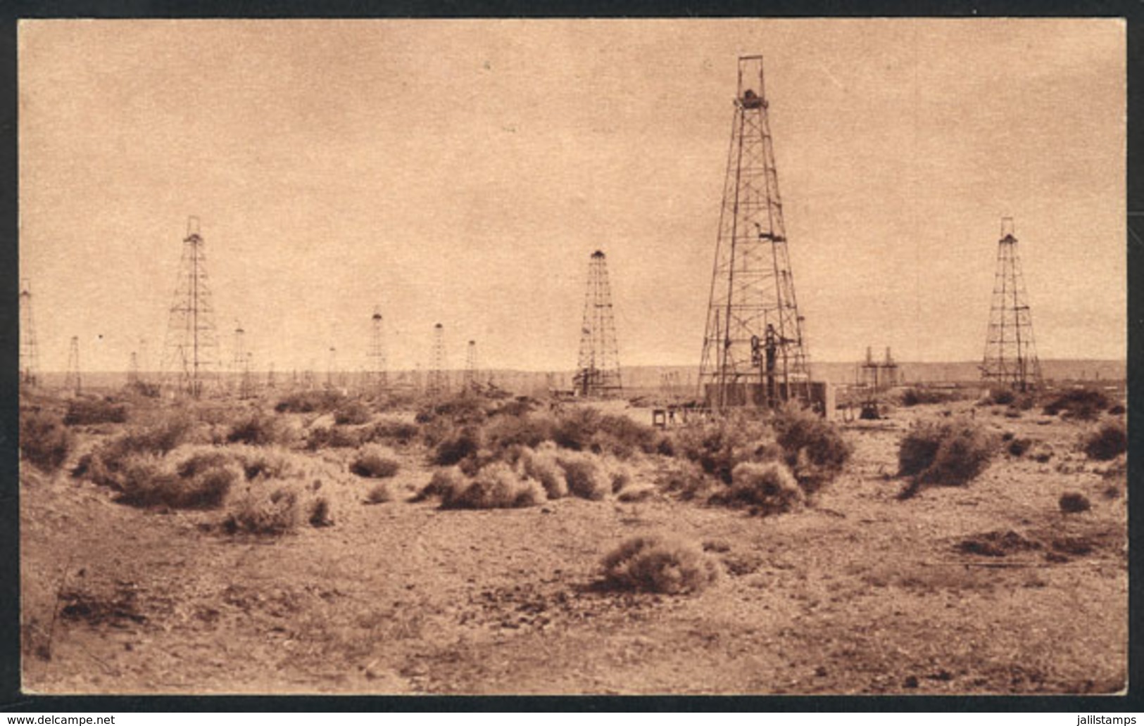 132 ARGENTINA: PATAGONIA: Oil Wells, Ed. La Sudamericana, Creased Corner - Argentina