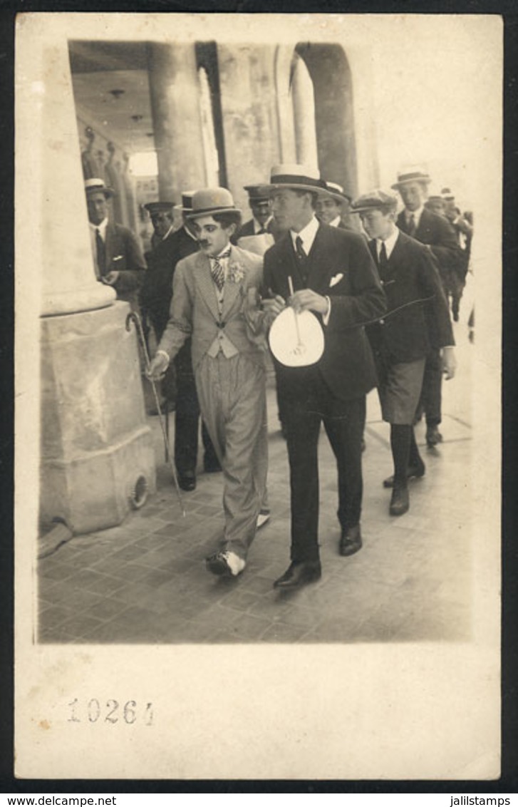 339 ARGENTINA: MAR DEL PLATA: Charles Chaplin Impersonator Walking With Other Persons, Un - Argentine