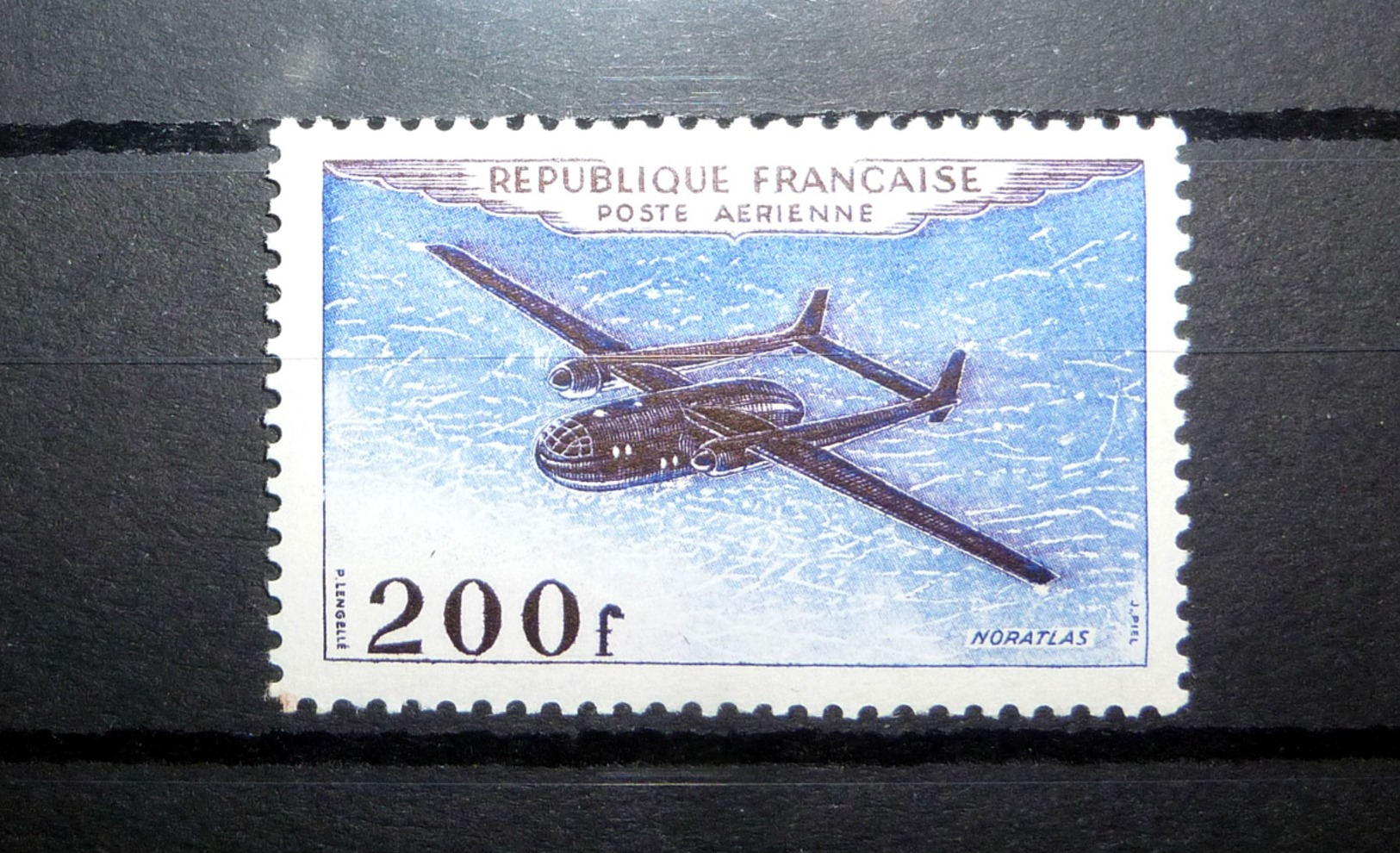 FRANCE POSTE AÉRIENNE 1954 N°31 * (PROTOTYPES. NORATLAS. 200F VIOLET ET OUTREMER) - 1927-1959 Mint/hinged