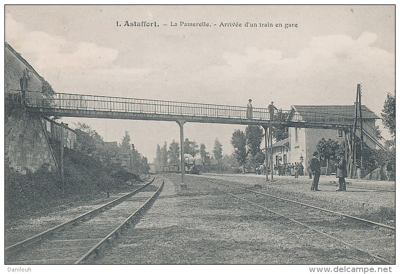 47 // ASTAFFORT    La Passerelle, Arrivée D'un Trian En Gare - Astaffort