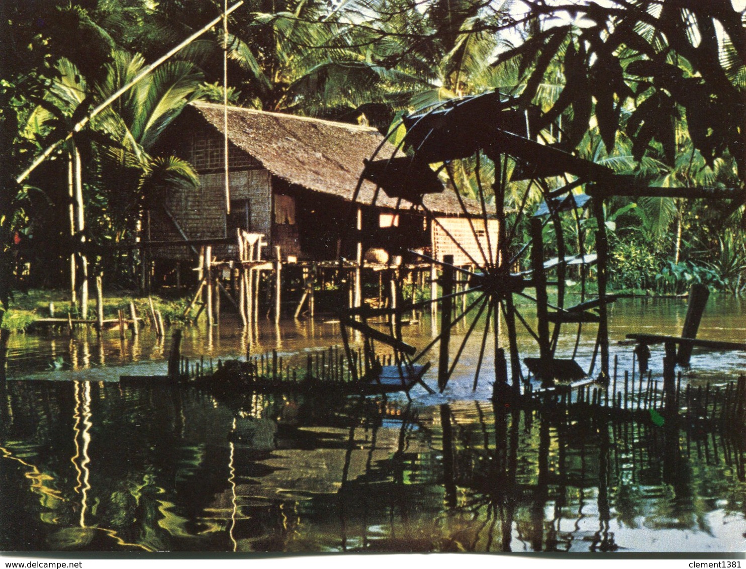 Cambodge Le Monde D'angkor Habitation Sur Pilotis Avec Sa Roue A Aubes Au Bord De La Riviere Siem Reap - Cambodge