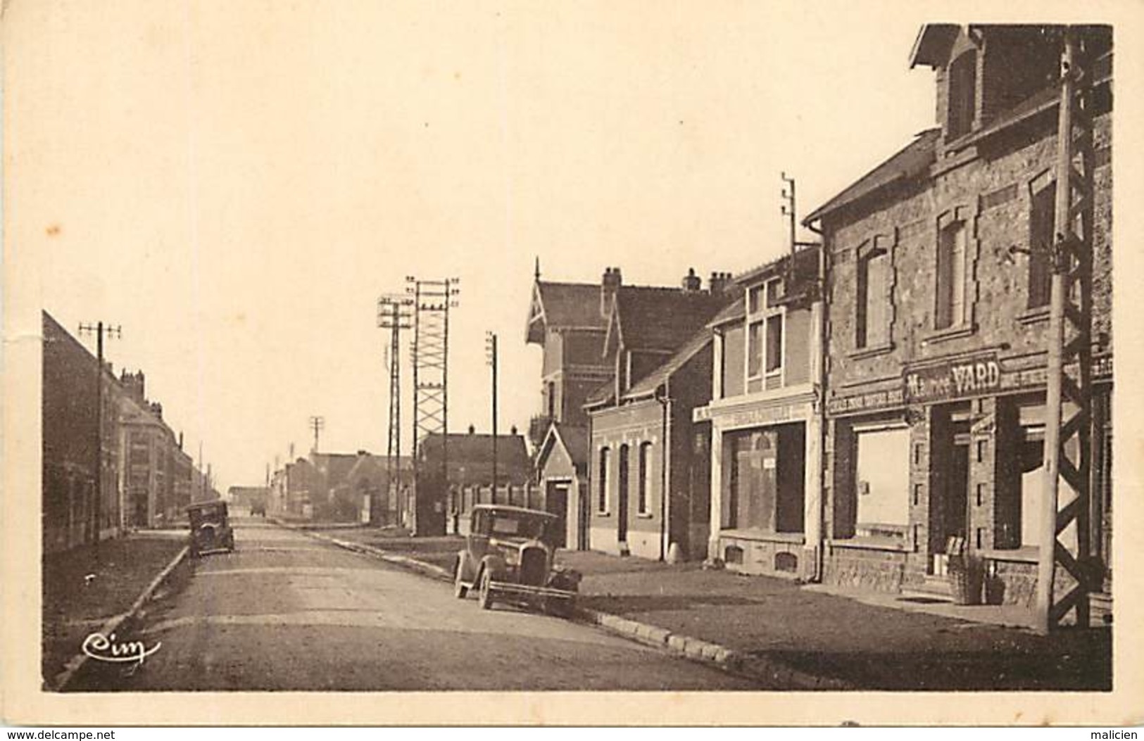 - Somme -ref-C107-  Chaulnes - Avenue Aristide Briand - Societe Engrais Et Tourteaux Maurice Viard - Magasins - Voiture - Chaulnes