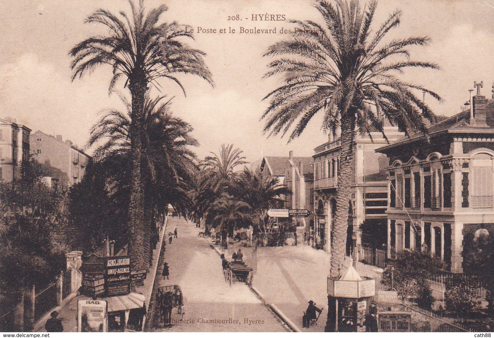 HYERES - La Poste Et Le Boulevard Des Palmiers - Hyeres