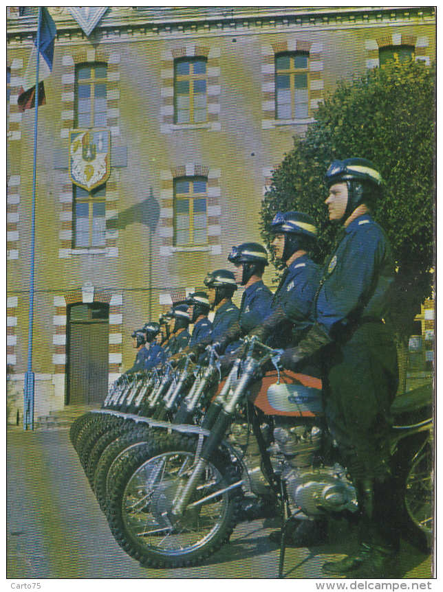 Métiers - Police Gendarmerie - Centre D'Instruction Police Nationale - Moto Motards - Sens - Polizei - Gendarmerie