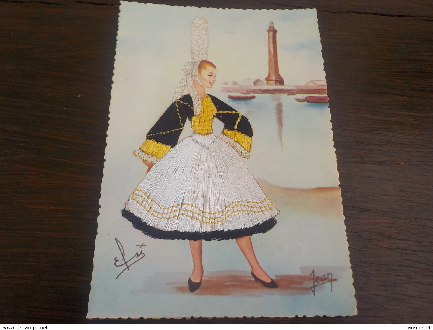 CPSM  CARTE BRODEE LA BRETAGNE JEUNE FILLE EN COSTUME DE BIGOUDENE VOYAGEE NON TIMBREE - Bestickt