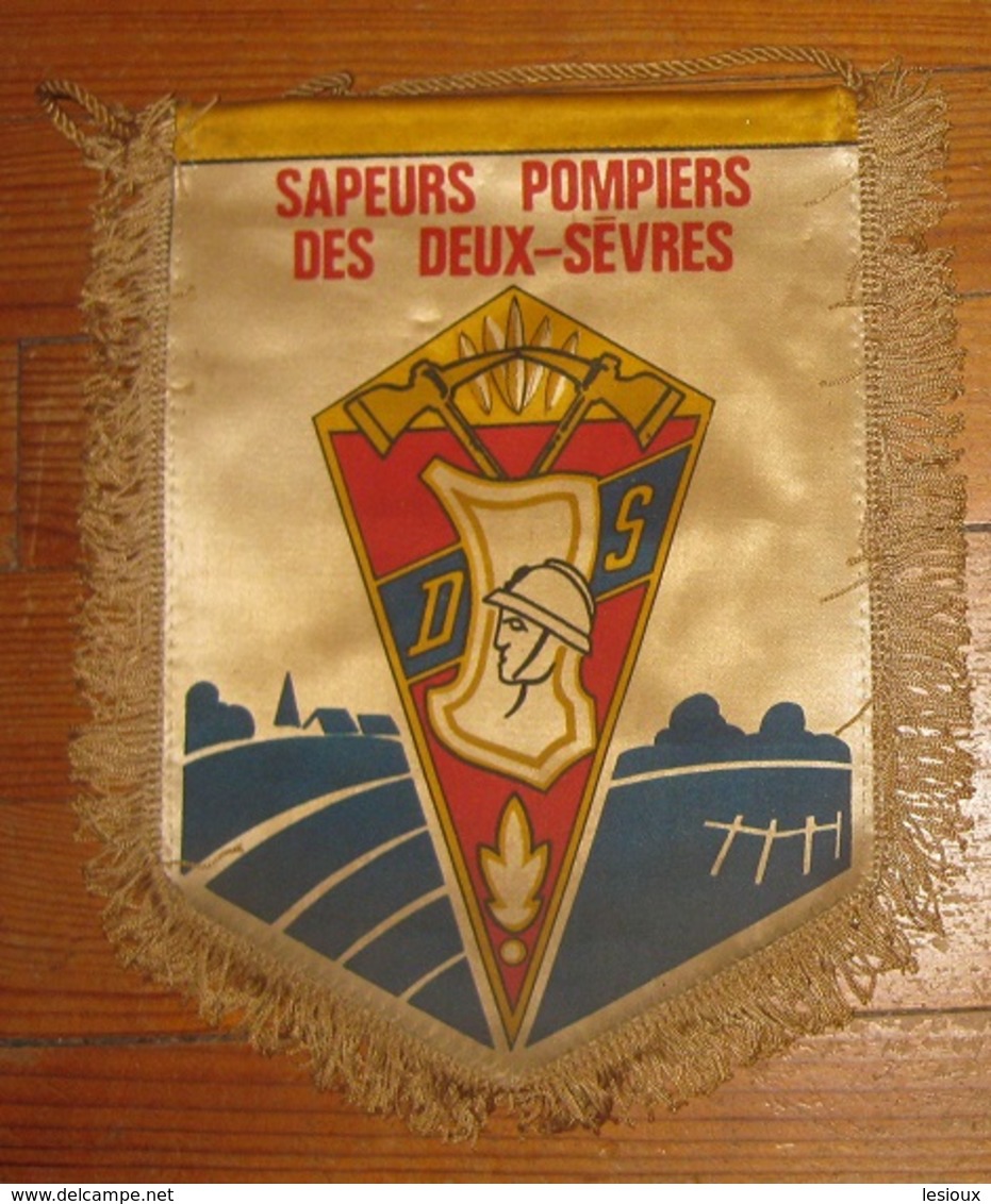 F5 FANION GRAND MODELE SAPEURS POMPIERS DEPARTEMENT 79 DES DEUX SEVRES 200X270 MM - Pompiers