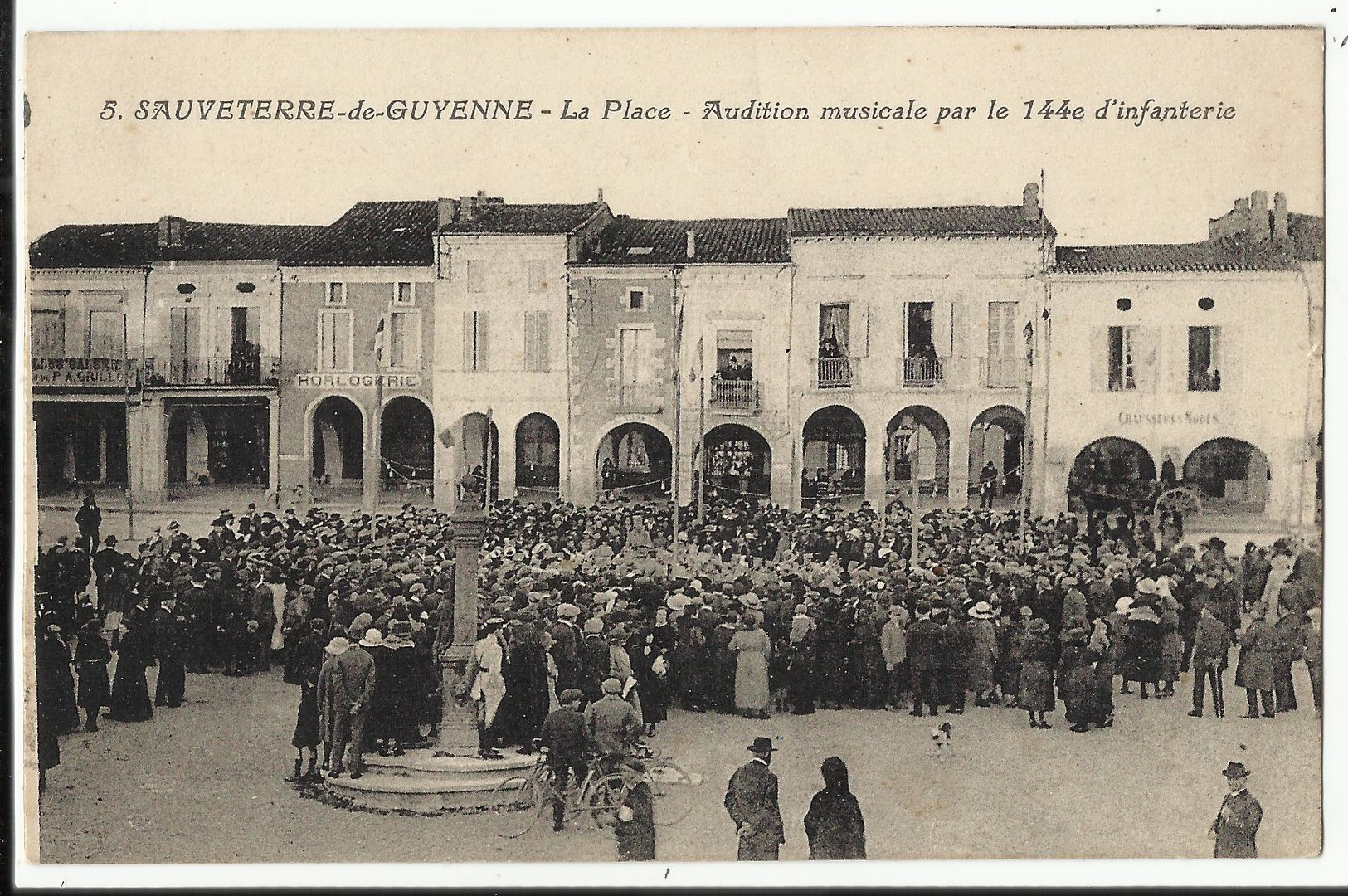 33. SAUVETERRE DE GUYENNE - LA PLACE -AUDITION MUSICALE PAR LE 144e  D'INFANTERIE - Autres & Non Classés