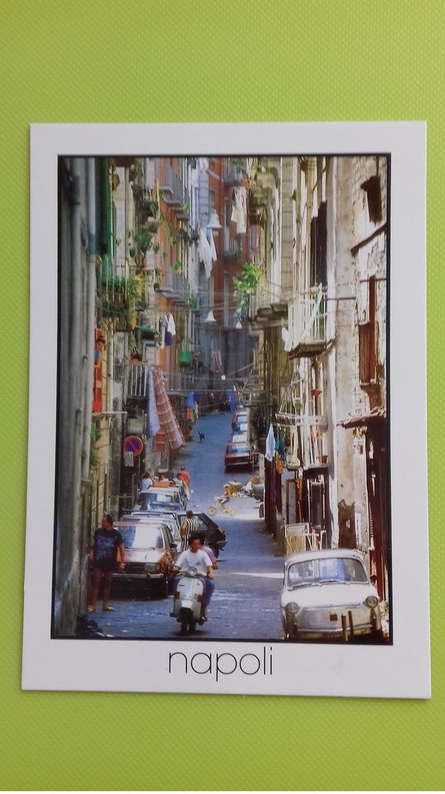 Cartolina NAPOLI - NA - Non Viaggiata - Postcard - Un Vicolo Dei Quartieri Spagnoli - Napoli (Napels)