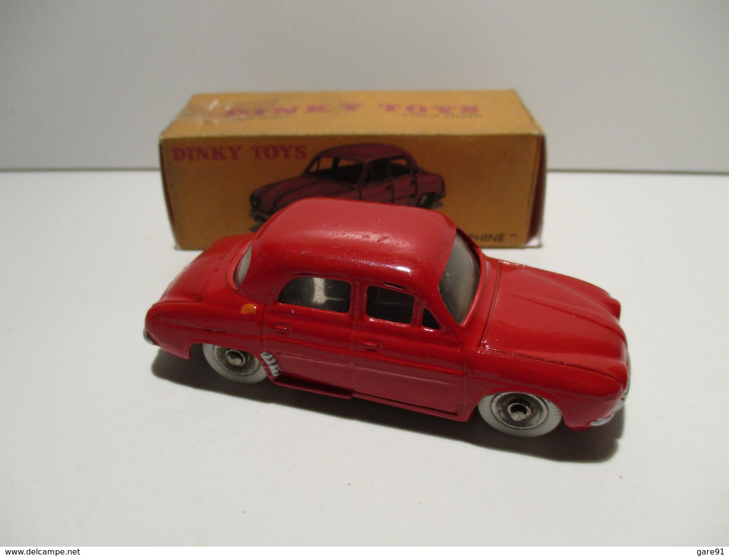 DINKY TOYS RENAULT DAUPHINE - Autres & Non Classés