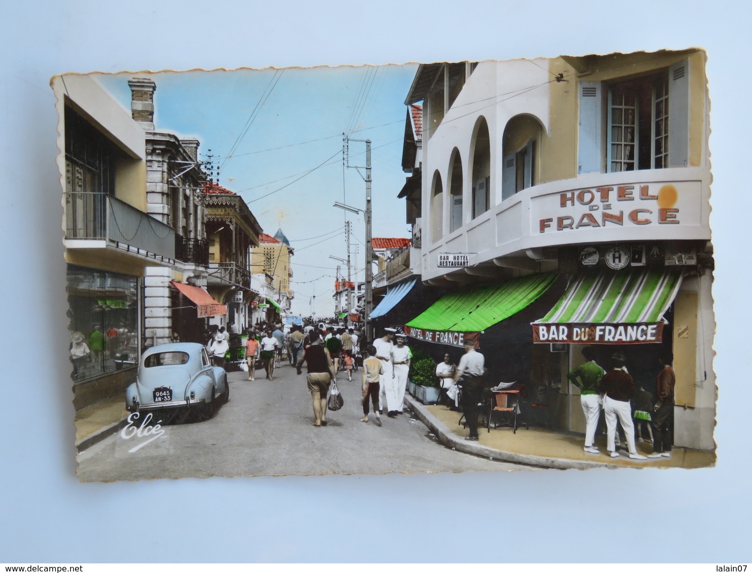 C.P.A. Couleur 33 SOULAC SUR MER La Rue De La Plage, Hotel De France, Voiture Peugeot 203, Animé - Soulac-sur-Mer