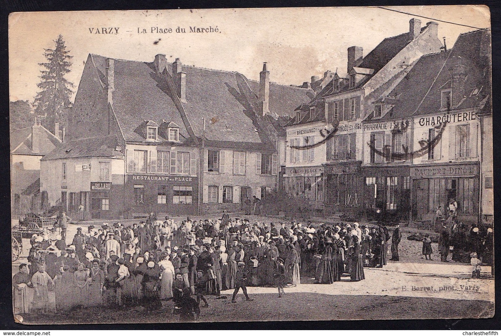 VARZY ( Nièvre ) - LA PLACE DU MARCHE - Expédiée 1920 > La Belgique - Autres & Non Classés