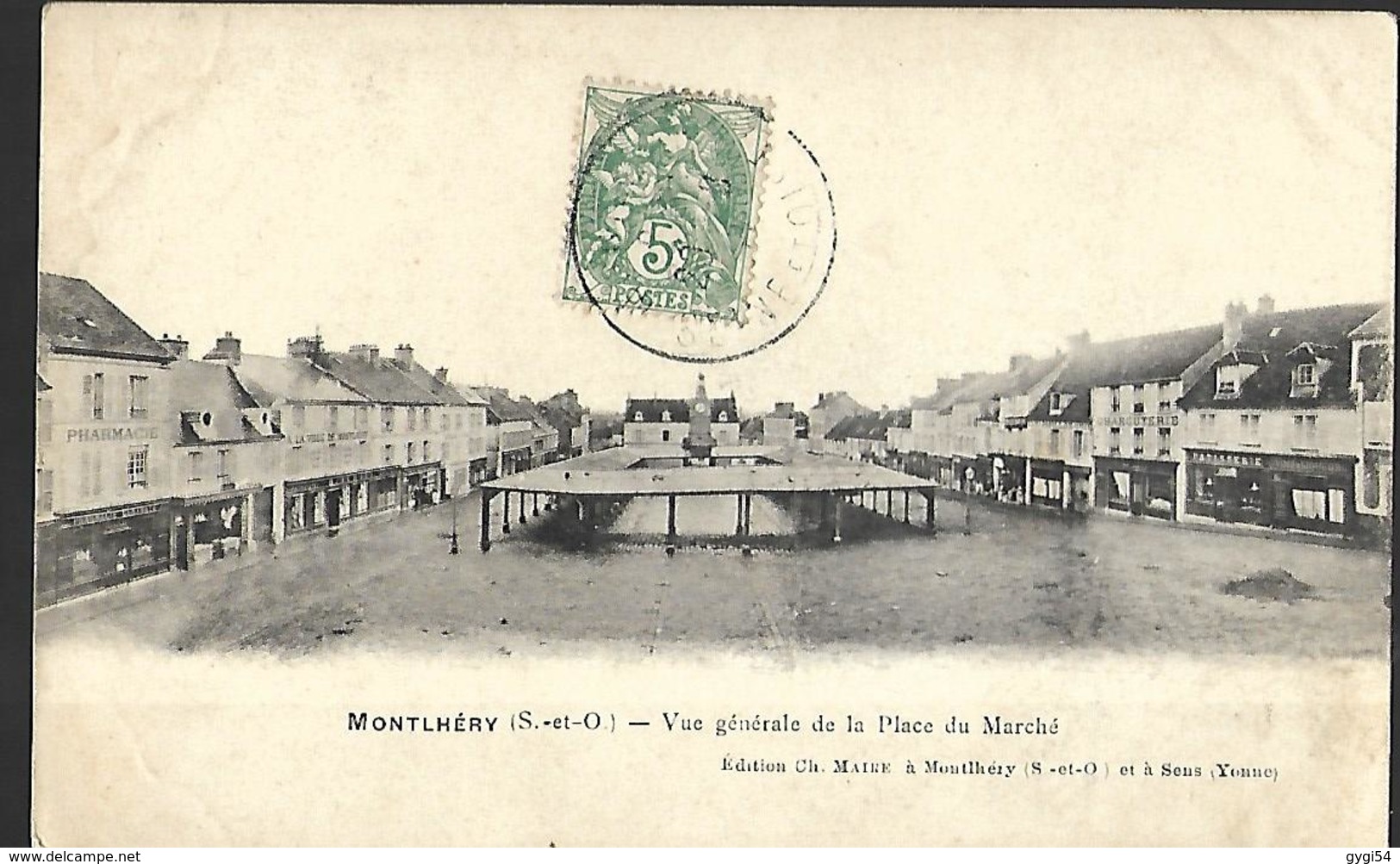 Montlhéry  Vue Générale De La Place Du Marché - Montlhery