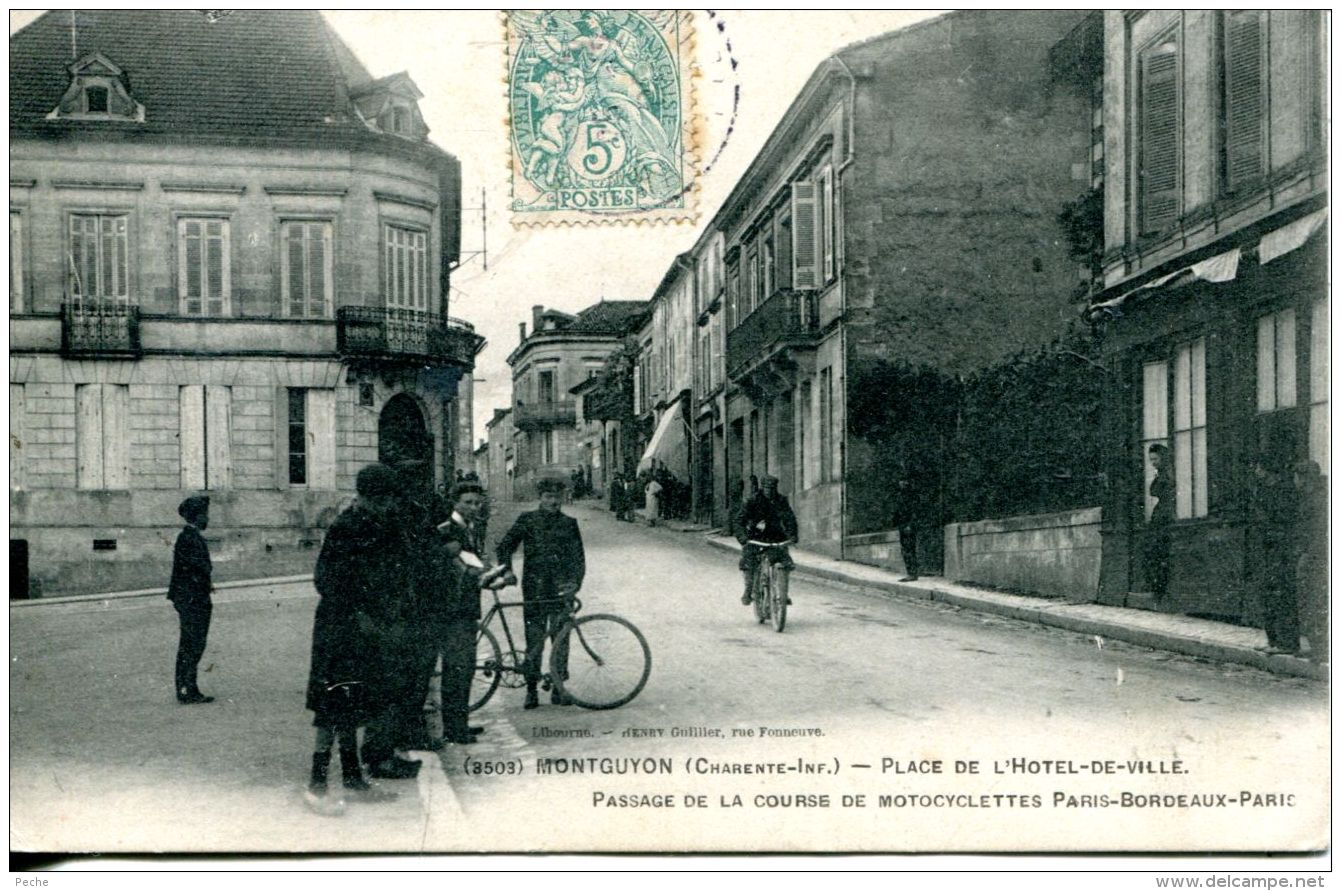 N°61358 -cpa Montguyon -place De L'hôtel De Ville- - Autres & Non Classés