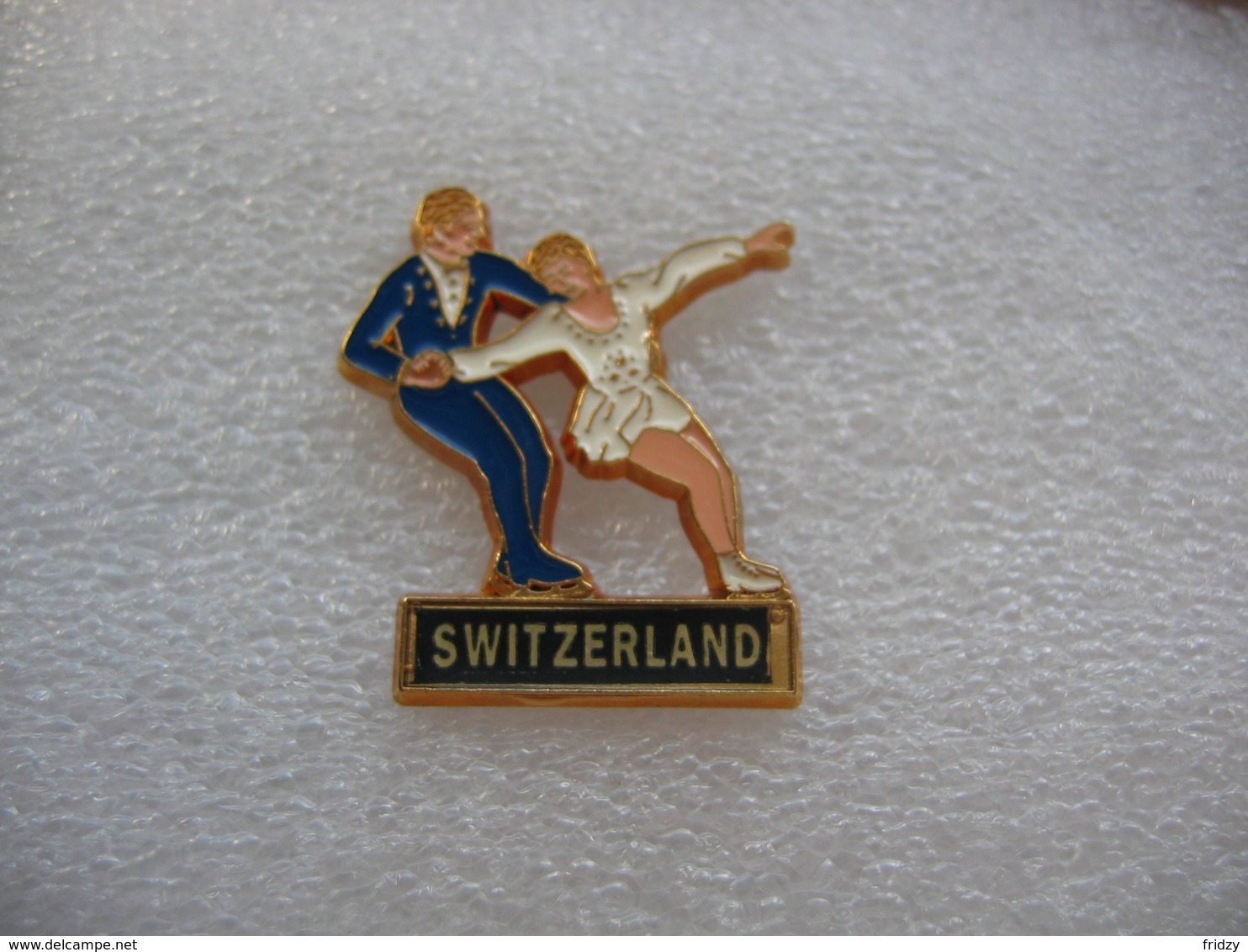 Pin's D'un Couple De Patineurs Sur Glace En Provenance De La Suisse. - Pattinaggio Artistico