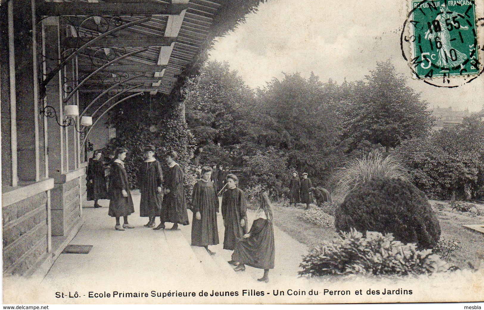 CPA -  SAINT - LO  (50)  Ecole  Primaire  Supérieure De Jeunes Filles -  Un Coin Du Perron Et Des Jardins - Saint Lo