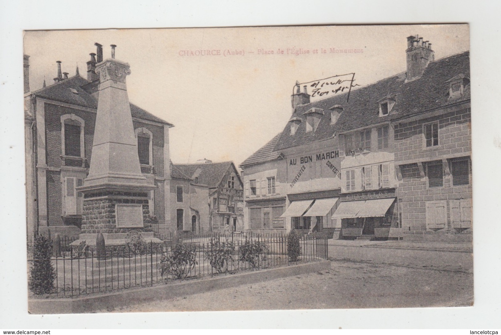 10 - CHAOURCE / PLACE DE L'EGLISE ET LE MONUMENT - Chaource