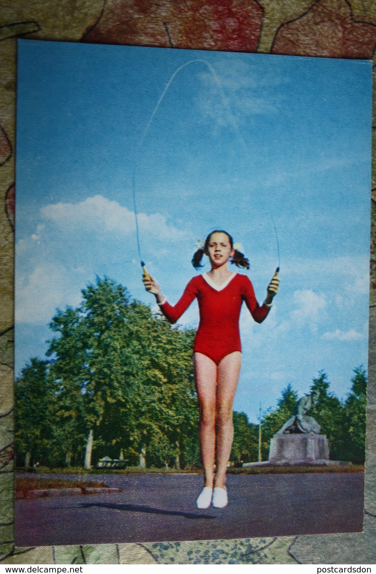 CHILDREN IN SOVIET PROPAGANDA. "HAPPY CHILDHOOD" - Jump Rope - Old USSR PC Little Girl / Fillette / Fille - Groupes D'enfants & Familles