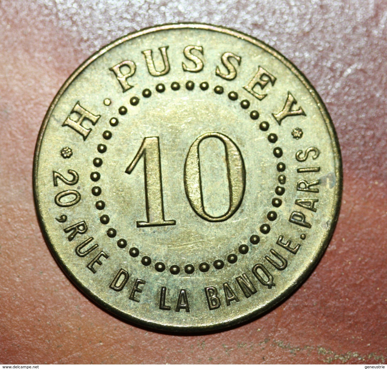 Beau Jeton De Nécessité "10 Centimes H. Pussey - 20 Rue De La Banque - Paris" French Emergency Token - Monetary / Of Necessity