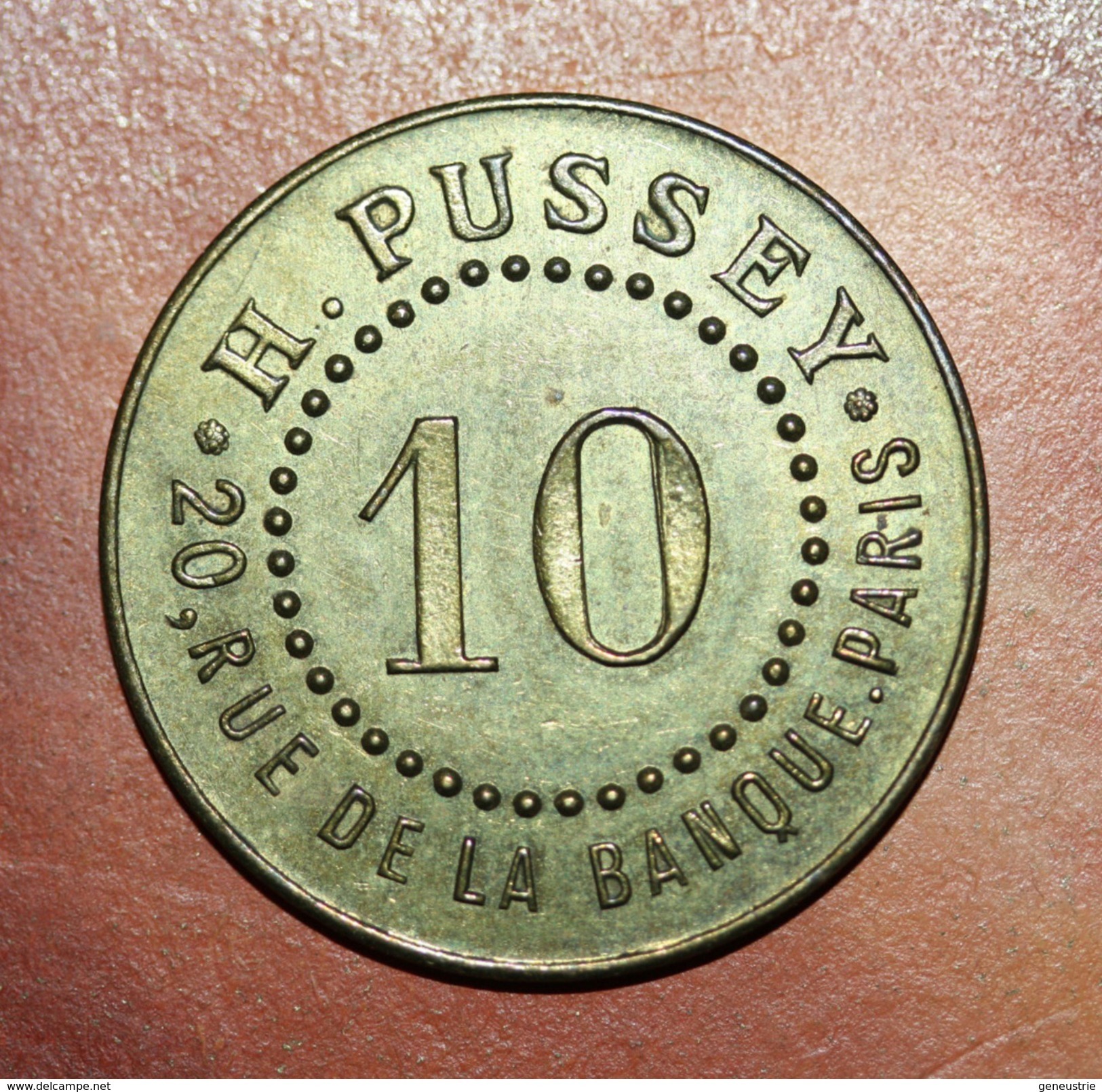 Beau Jeton De Nécessité "10 Centimes H. Pussey - 20 Rue De La Banque - Paris" French Emergency Token - Monetary / Of Necessity