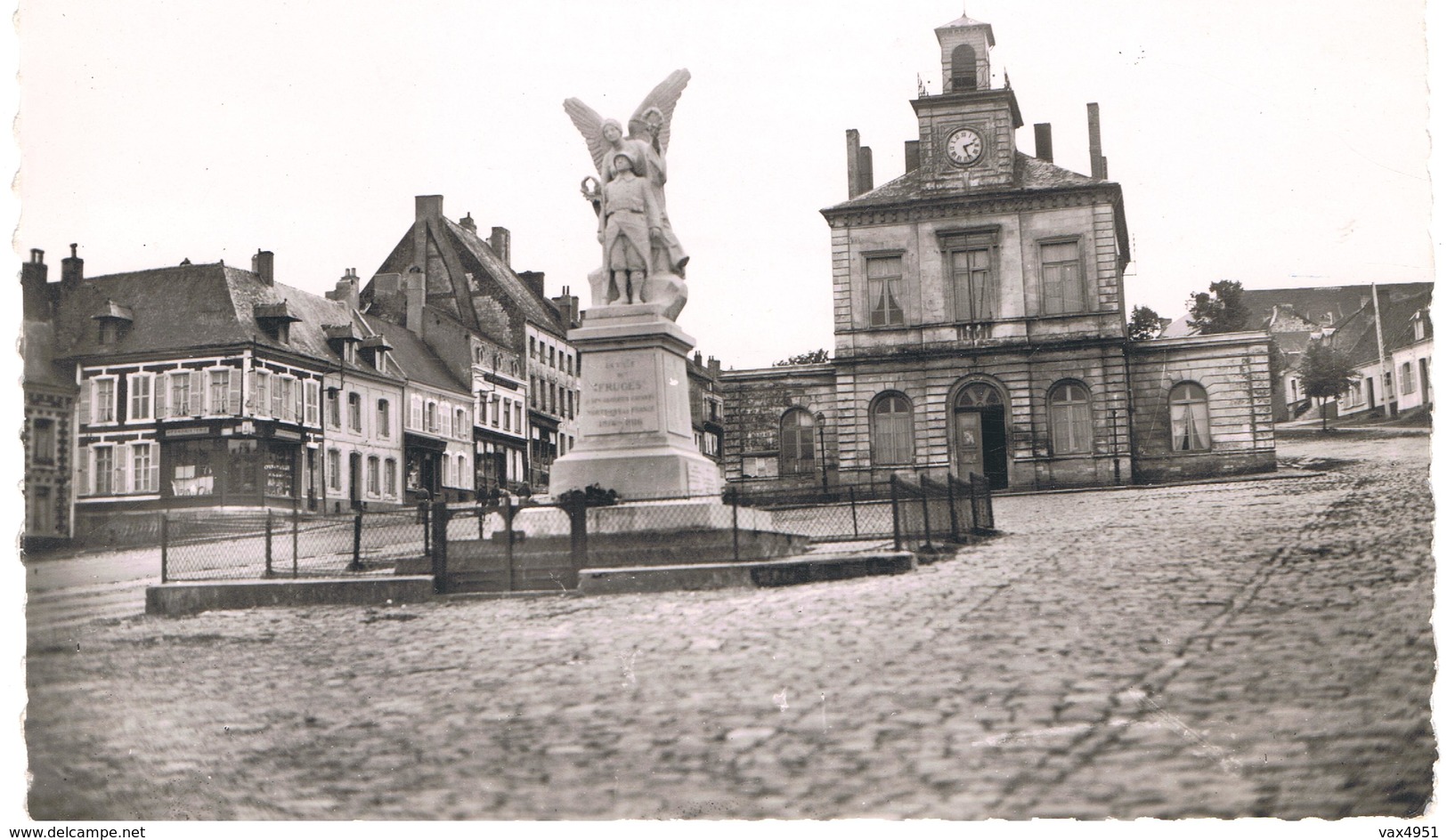 FRUGES L HOTEL DE VILLE ET LE MONUMENT AUX MORTS *****   RARE     A   SAISIR **** - Fruges