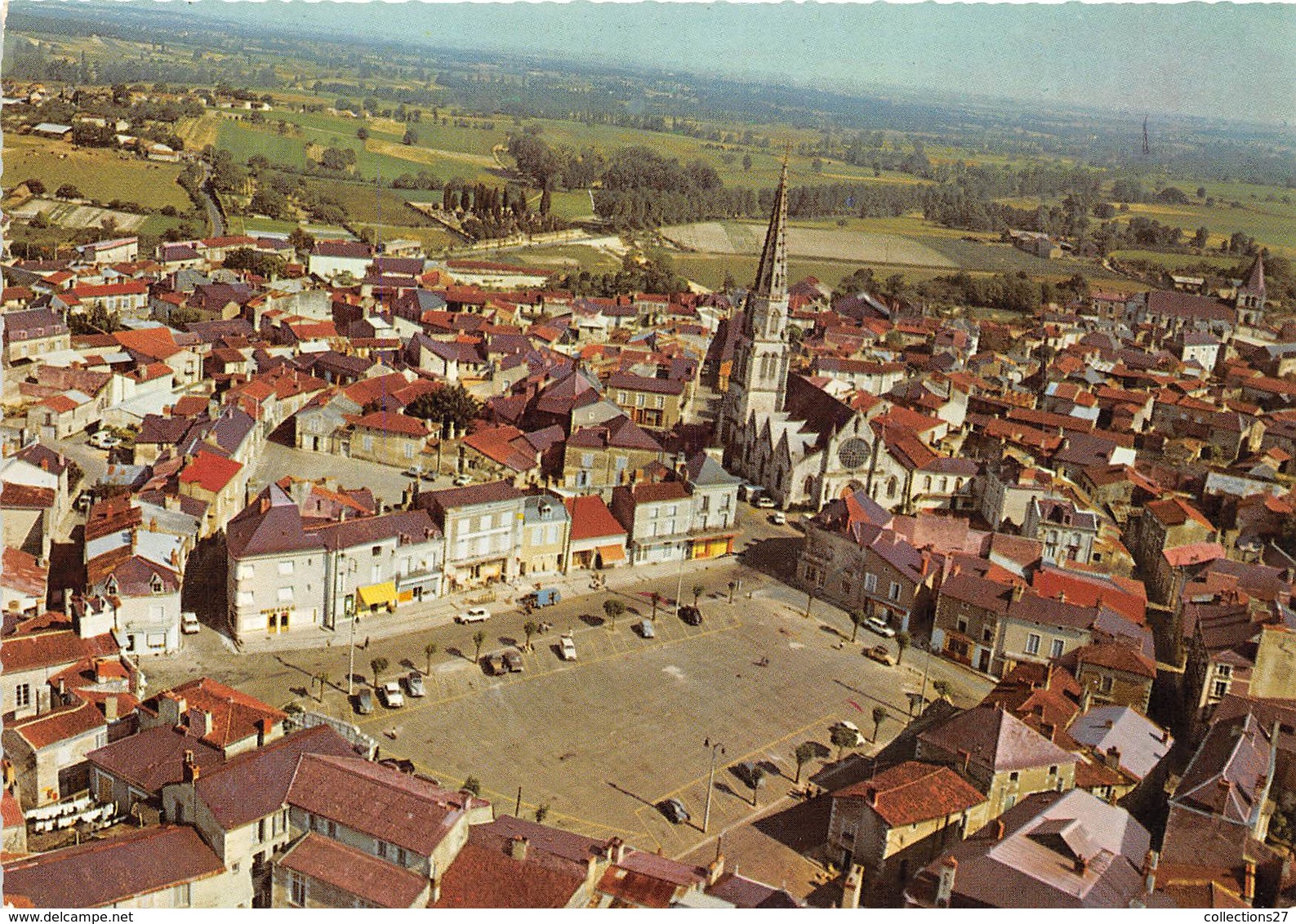 86-MIREBEAU-EN-POITOU- PLACE DE LA REPUBLIQUE - Mirebeau