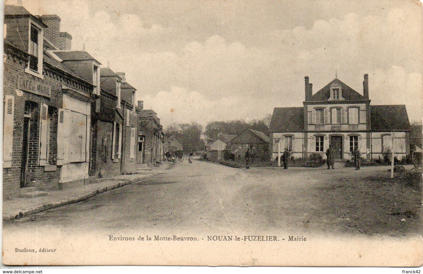 41. Nouan Le Fuzelier. Mairie. Coins Abimés - Autres & Non Classés