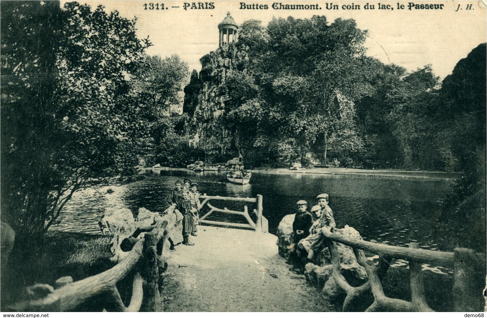 Buttes Chaumont  .Un Coin Du Lac ... Le Passeur PARIS  Les - Parcs, Jardins