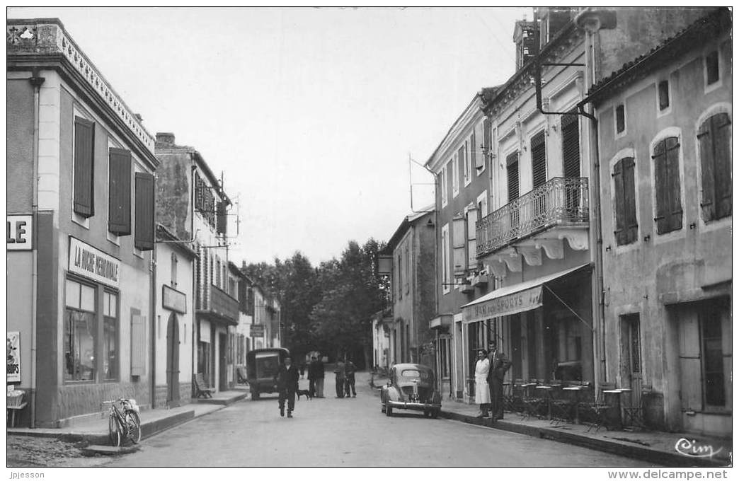 GERS  32  RISCLE SUR ADOUR  RUE LE BRERE  COMMERCES - AUTOMOBILE 4CV RENAULT - Riscle