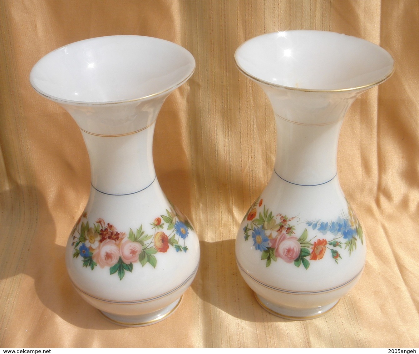 Une Paire De Vase En Opaline XIX Siècle En Bon état. Décor De Même Fleurs,mais Compositions Différentes. Les Filet D'or - Glas & Kristall