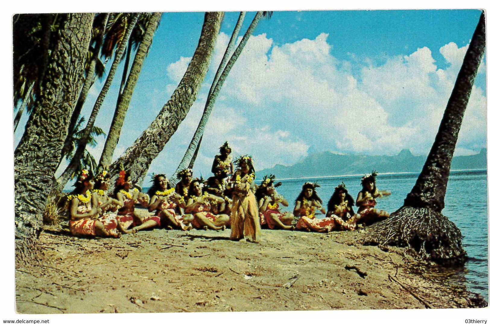 CPSM TAHITI BELLES DANSEUSES TAHITIENNES SUR LA PLAGE DE PUNAUIA - Tahiti