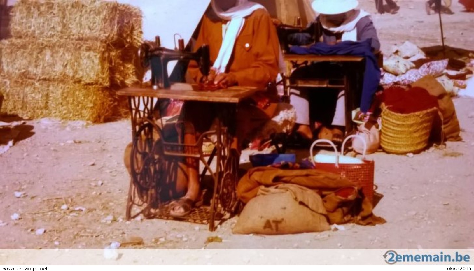 MACHINE À COUDRE À PEDALE LOT 2 PHOTOS ORIGINALES TOURISTES EN TUNISIE SANS DOUTE EN 1978 - Gegenstände
