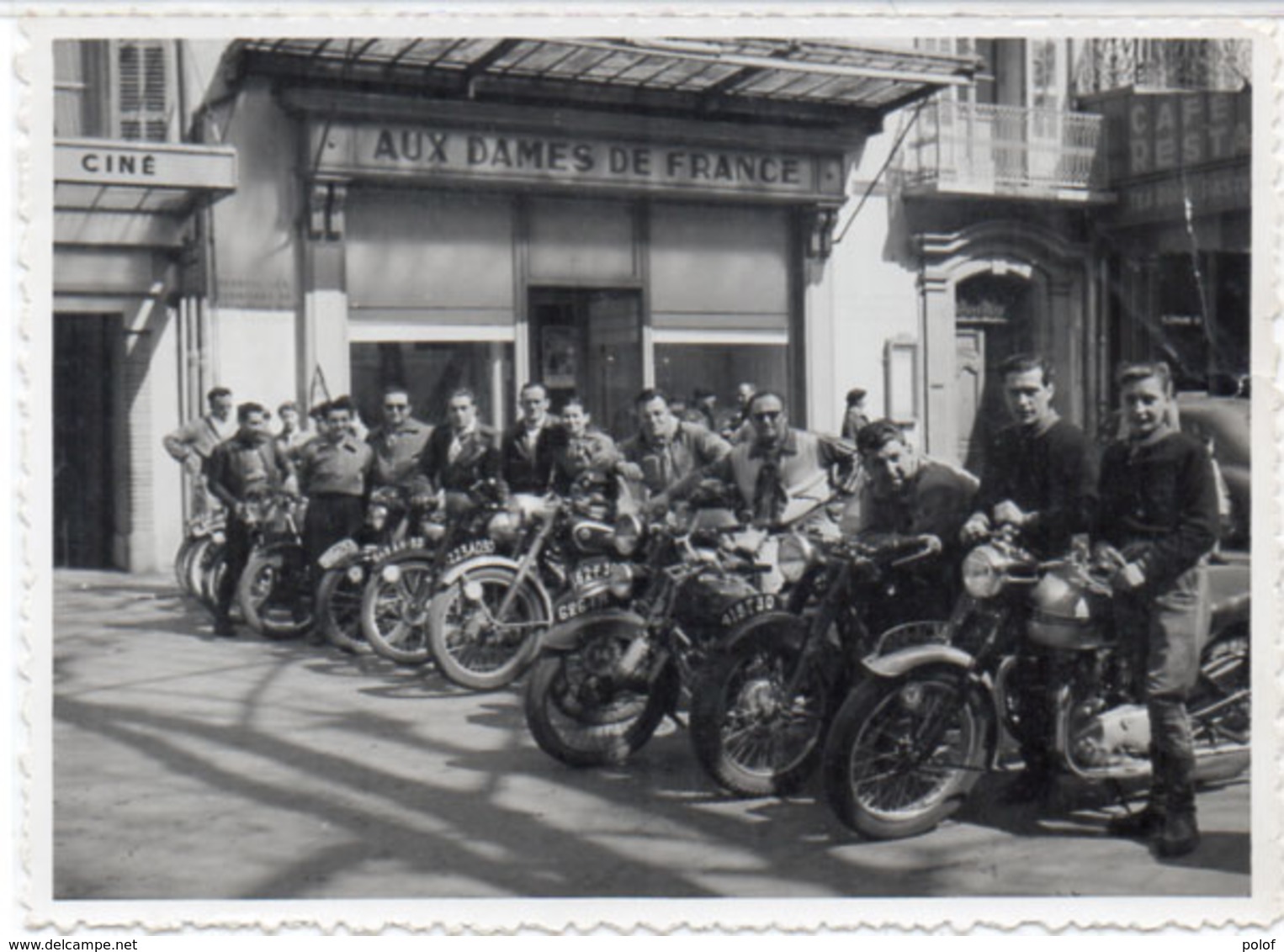 MOTOS - Photo Non Localisée D' Une Concentration De Motocyclistes - Immatriculation : 223 AD 30 - 648 AH 30  (105054) - Autres & Non Classés