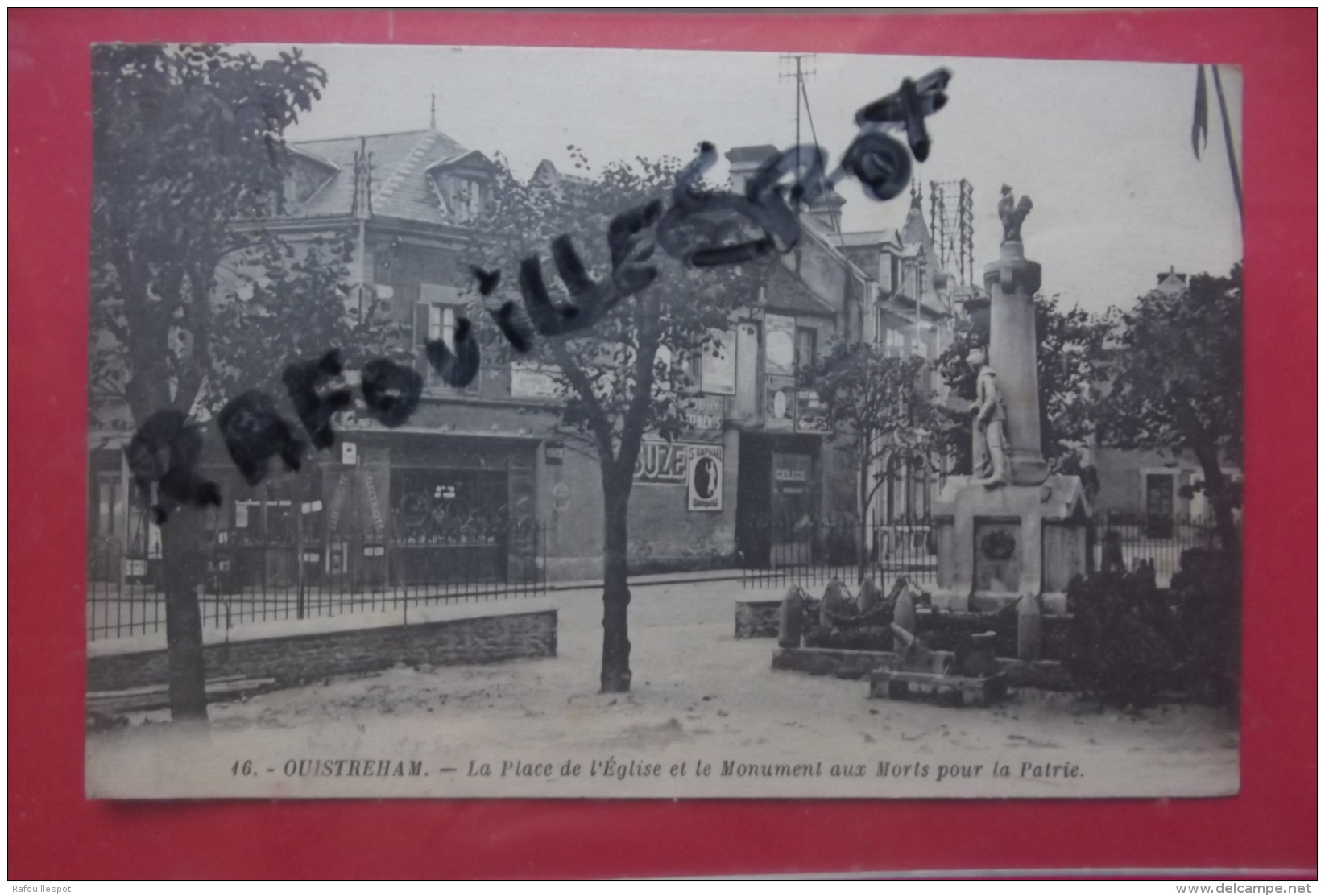 Cp  Ouistreham La Place De L'eglise Et Le Monument Aux Morts N 16 - Monumentos A Los Caídos