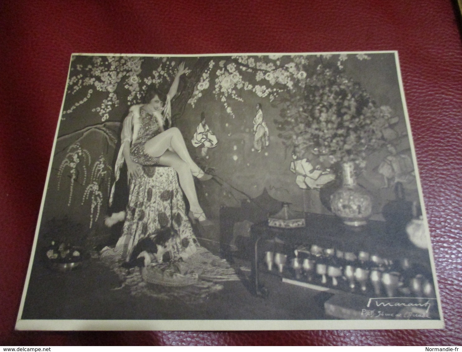 RARE PHOTO SIGNE 22X17CM STUDIO GEORGES MARANT Paris + TAMPON PAD 1930 MISTINGUETT Décor Japon EMILE BERTIN MUSIC HALL - Famous People