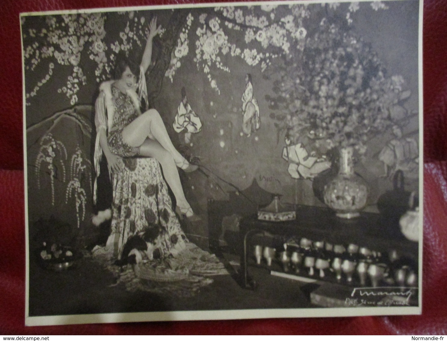 RARE PHOTO SIGNE 22X17CM STUDIO GEORGES MARANT Paris + TAMPON PAD 1930 MISTINGUETT Décor Japon EMILE BERTIN MUSIC HALL - Célébrités