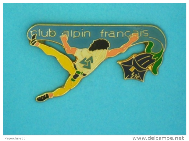 1 PIN'S //   ** ALPINISME / CLUB ALPIN FRANÇAIS ** - Alpinisme, Beklimming