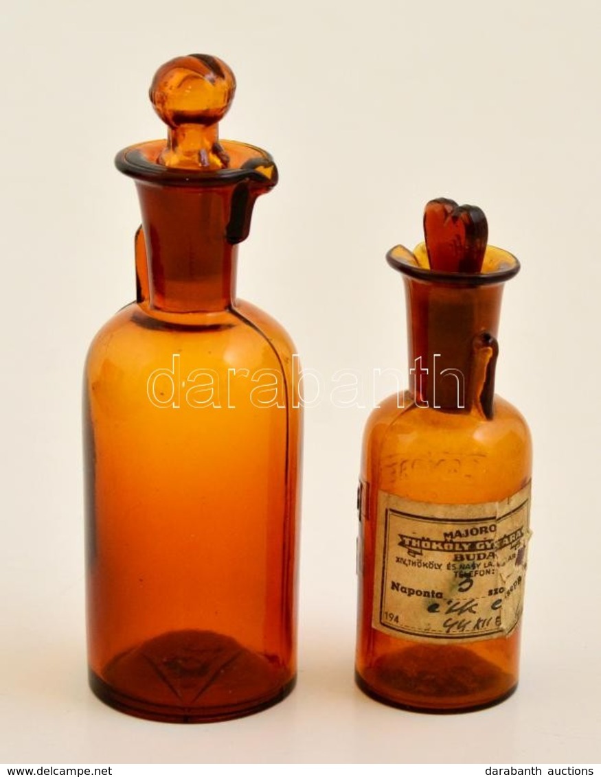 A Thököly Gyógyszertár üvegcséi, 2 Db, Sérült Dugókkal, M: 10 és 12,5 Cm - Glas & Kristall