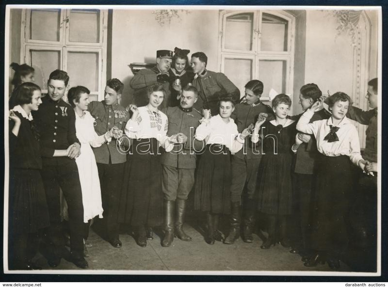 1918 Kézdivásárhely, Katonák Hölgytársaságban, Feliratozott Fotó, 12x17 Cm - Sonstige & Ohne Zuordnung