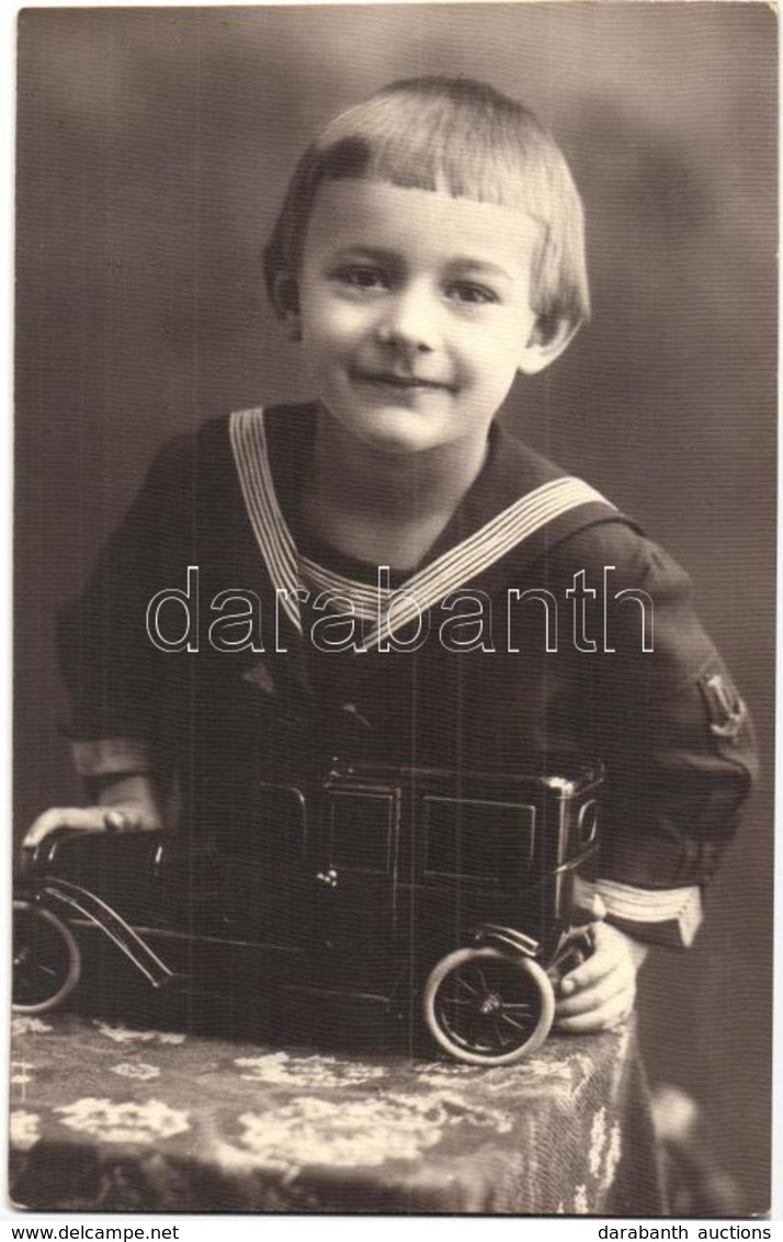 * T2 Little Boy With Vintage Toy Car, Automobile. Szemenyei Sándor Photo - Ohne Zuordnung