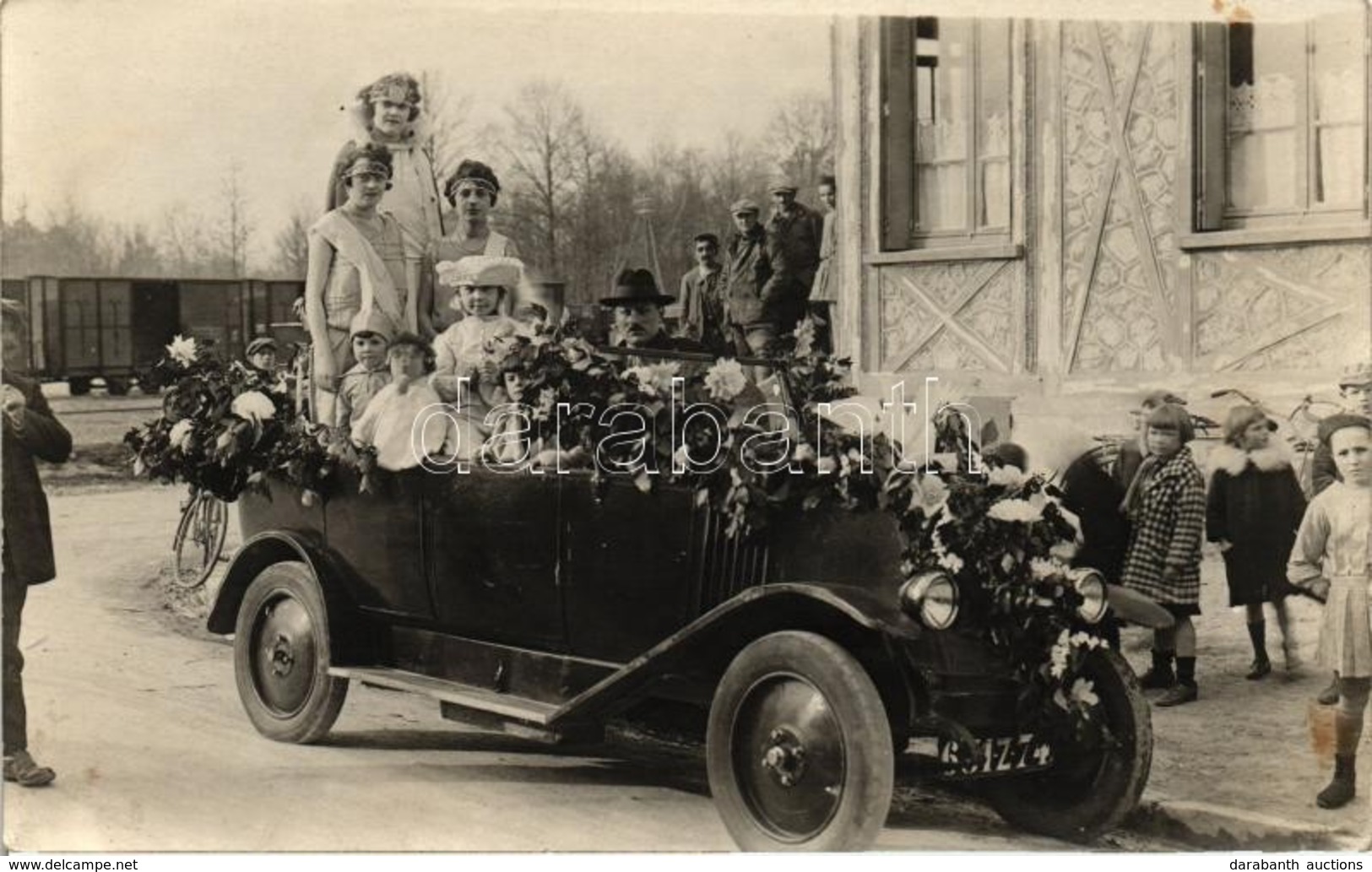 ** T2 Automobile In Festive Decoration, Beauty Pageant (?) Group Photo - Ohne Zuordnung