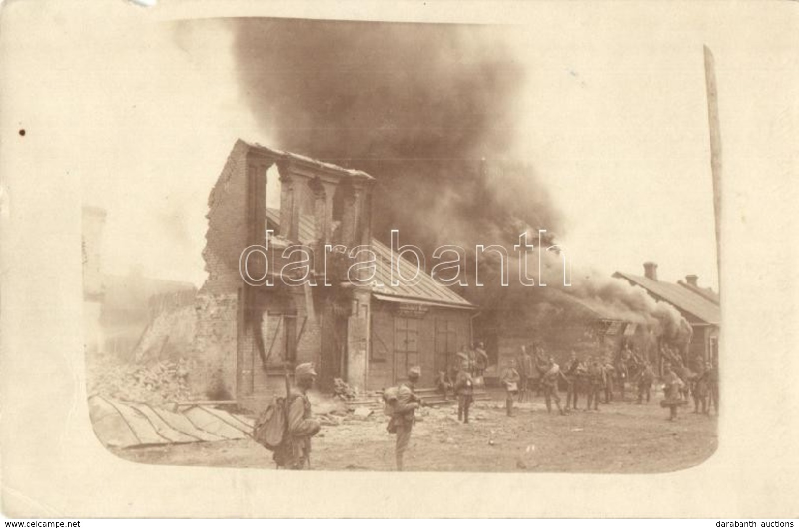 * T3/T4 1915 Brest-Litovsk (Belarus); Az ég? Város Katonákkal / WWI Military, The City Is Burning Down, Soldiers. Photo  - Ohne Zuordnung