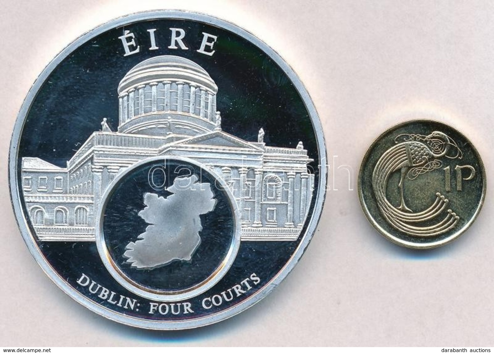 DN 'Európai Valuták / Írország - Dublin - Four Courts épülete' Ezüstözött Fém Emlékérem (50mm) + Írország 1998. 1p Cu-ac - Ohne Zuordnung