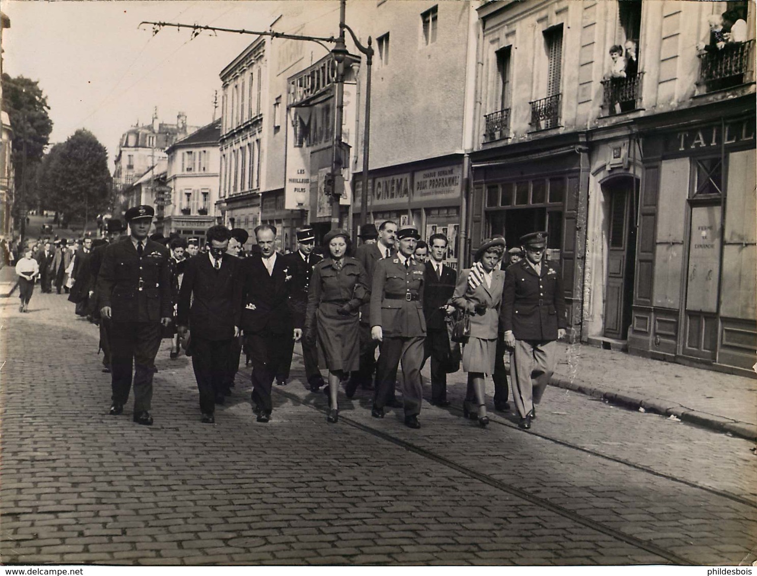 ARGENTEUIL PHOTO DIM : 22/18cm  DEFILE L'abbé Claude Betencourt Devant Le CINEMA MAJESTIC - Places