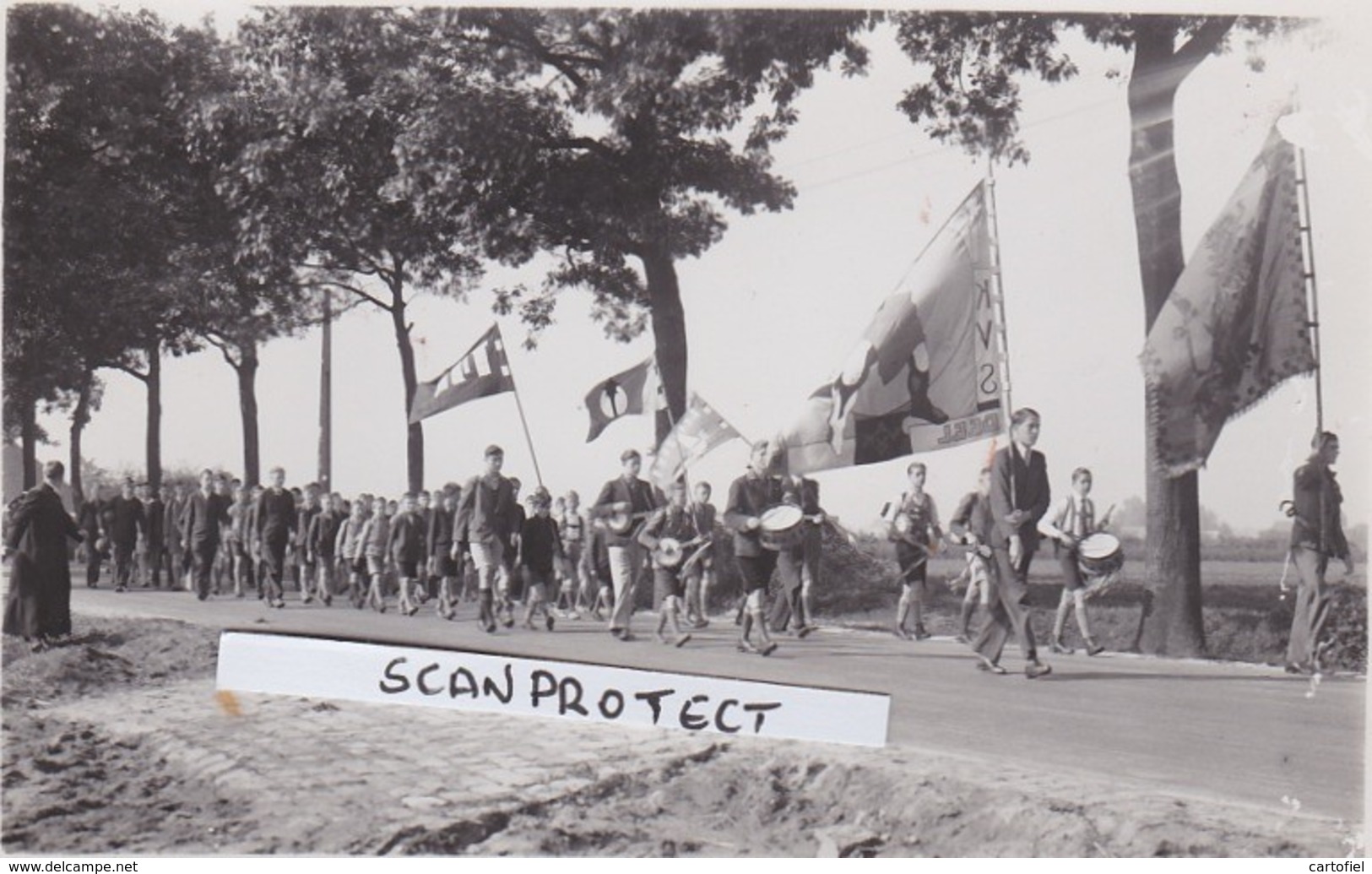 GEEL-FOTOKAART-OPTOCHT-MET MUZIEK EN VLAGGEN OP STRAAT-K.V.S.-JEUGDBEWEGING-KEMPISCH ARBEIDSFEEST-JAREN '30 - Geel