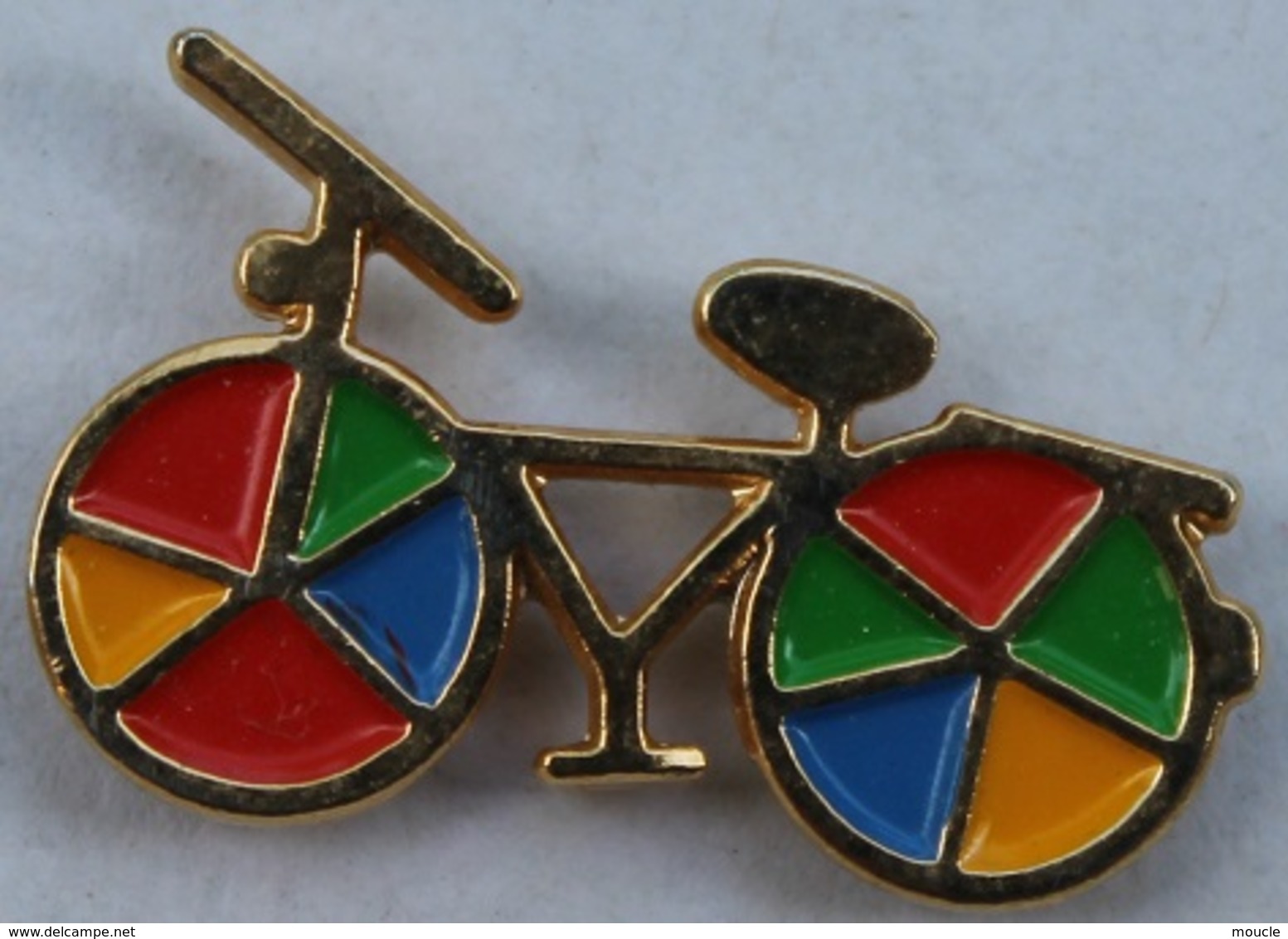 CYCLISTE - VELO - CYCLISME - VELO AVEC ROUES DE TOUTES LES COULEURS   -  (ROSE) - Wielrennen